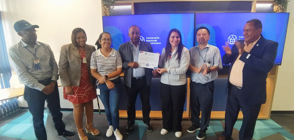 En el día de hoy, ARESDE y SPOGOMI RD entregaron reconocimiento a La Cervecería Nacional Dominicana, institución patrocinadora del evento celebrado el pasado 24 de mayo. El reconocimiento se hizo en el encuentro nacional de empresarios de reciclaje celebrado en las instalaciones de CND, en dicho evento estuvo presente el presidente fundador de ARESDE y director general de SPOGOMI RD, Rafael Encarnación Montero, Oda Nobuhiro, voluntario de JICA y punto fical de SPOGOMI RD, Santo Ramírez Bruján, Director ejecutivo de ARESDE, Víctor Peguero, vicepresidente de ARESDE, Roddy Ester Batista, secretaria general de ARESDE y Yissel Encarnación, directora creativa y coordinadora audiovisual de SPOGOMI RD