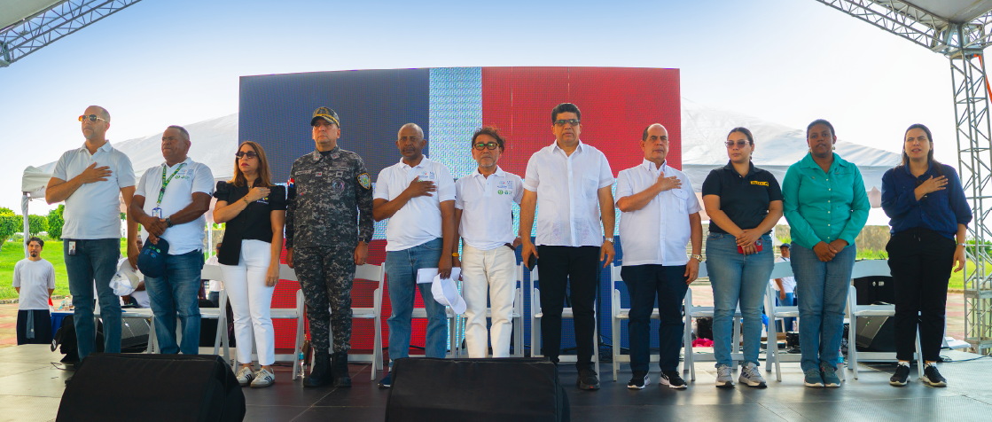 Momento del Himno Nacional Dominicano durante SPOGOMI en RD 2025