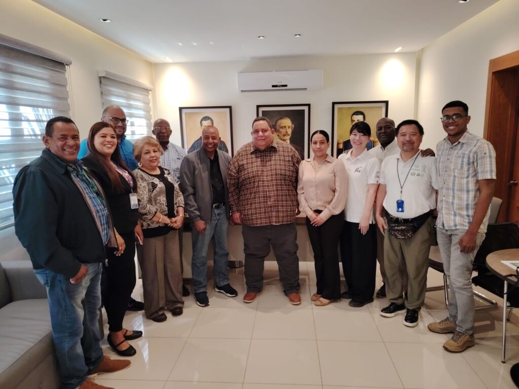 Atendiendo a la invitación del ayuntamiento de AZUA representado por el Alcalde Rafael Hidalgo y la Vicealcaldesa Tatiana Noboa., presentamos el proyecto SPOGOMI-RD 2026, "Compitiendo Por un Medioambiente Limpio y Sostenible". En representación de ARESDE y SPOGOMI estuvieron presentes: 🔹Rafael Encarnación Montero, Presidente de SPOGOMI en RD. 🔹Santo Ramírez, Director Ejecutivo de ARESDE. 🔹Víctor Peguero, Vicepresidente de ARESDE 🔹Oda Nobuhiro, Asesor de Proyectos de Cooperación Internacional de ARESDE.