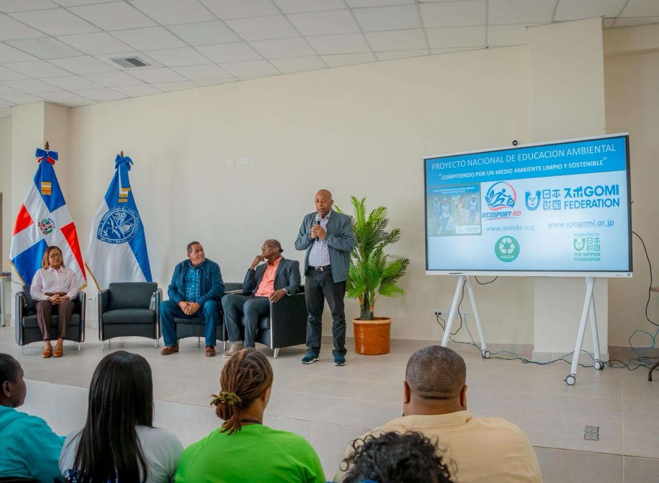 Rafael Montero impartiendo el Taller de educación ambiental y normas de SPOGOMI y ECOSPORT-RD